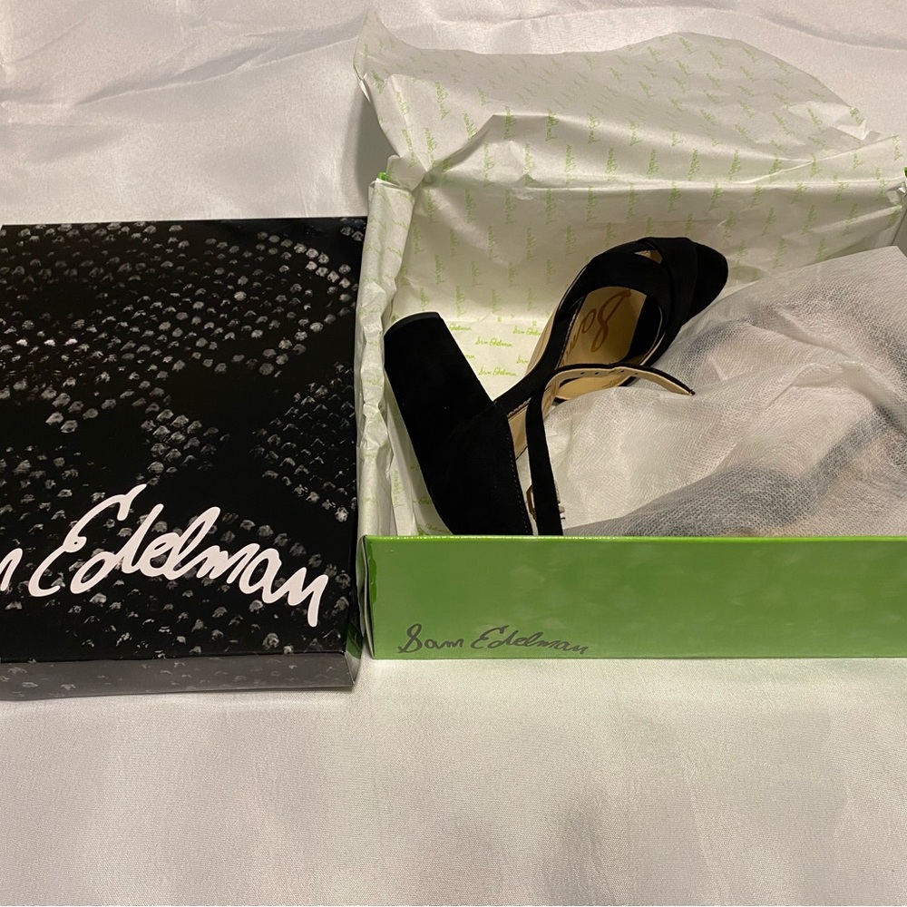 Ankle strap block heeled shoe